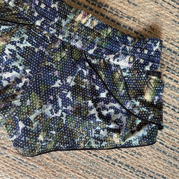 Lululemon Water: Surf Short in Floral Sport White Multi Black Reversible Size 6 - Picture 9 of 15